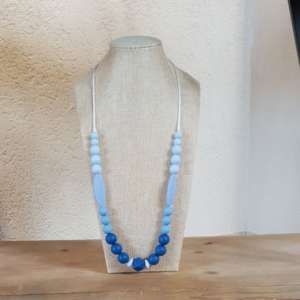 Le collier d'allaitement et de portage pour accompagner votre bébé. Soulage les dents et gencives douloureuses.