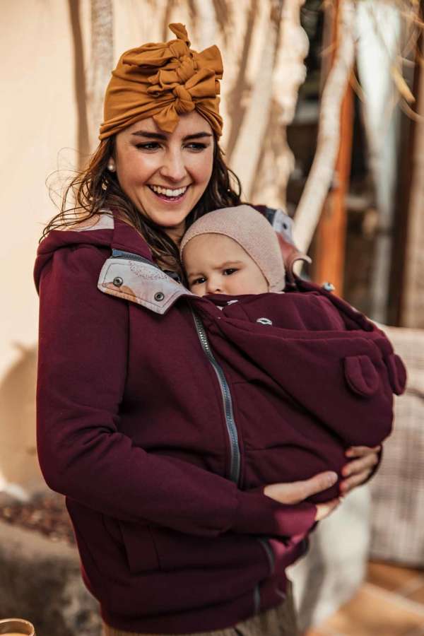 Une jaquette de portage pour porter votre enfant au chaud en toute saison. Avec son insert portage et de grossesse, c'est une veste 5 en 1 qui vous accompagnera de la grossesse à la marche. Pour porter au dos et en ventral. Achat en suisse. Venez tester et essayer en boutique