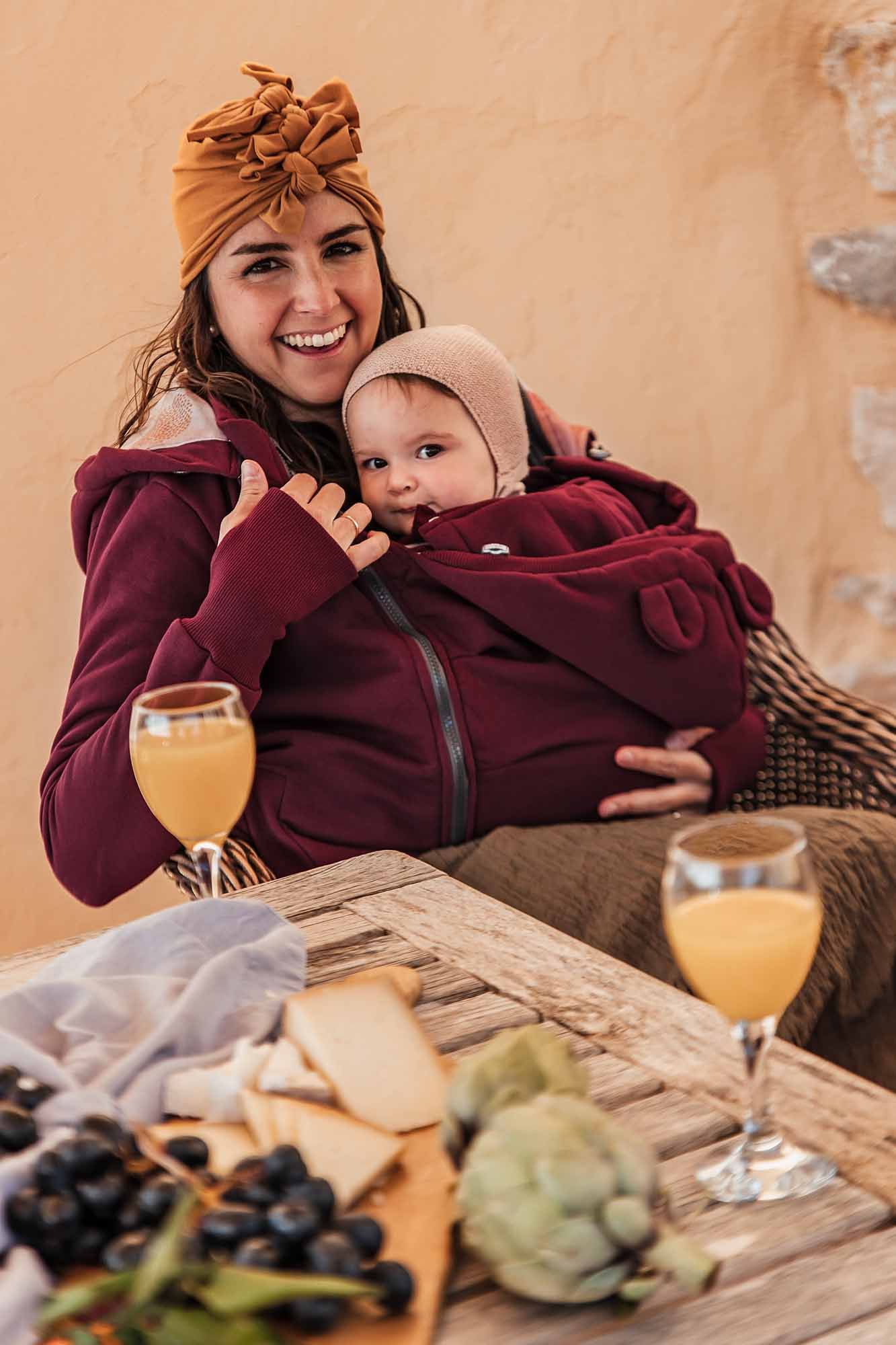 Jaquette_portage_enceinte_grossesse_maman_papa_unisex_coton_bébé_dos_devant_ventral_fun2bemum_suisse_achat (28) Une jaquette de portage pour porter votre enfant au chaud en toute saison. Avec son insert portage et de grossesse, c'est une veste 5 en 1 qui vous accompagnera de la grossesse à la marche. Pour porter au dos et en ventral. Achat en suisse. Venez tester et essayer en boutique