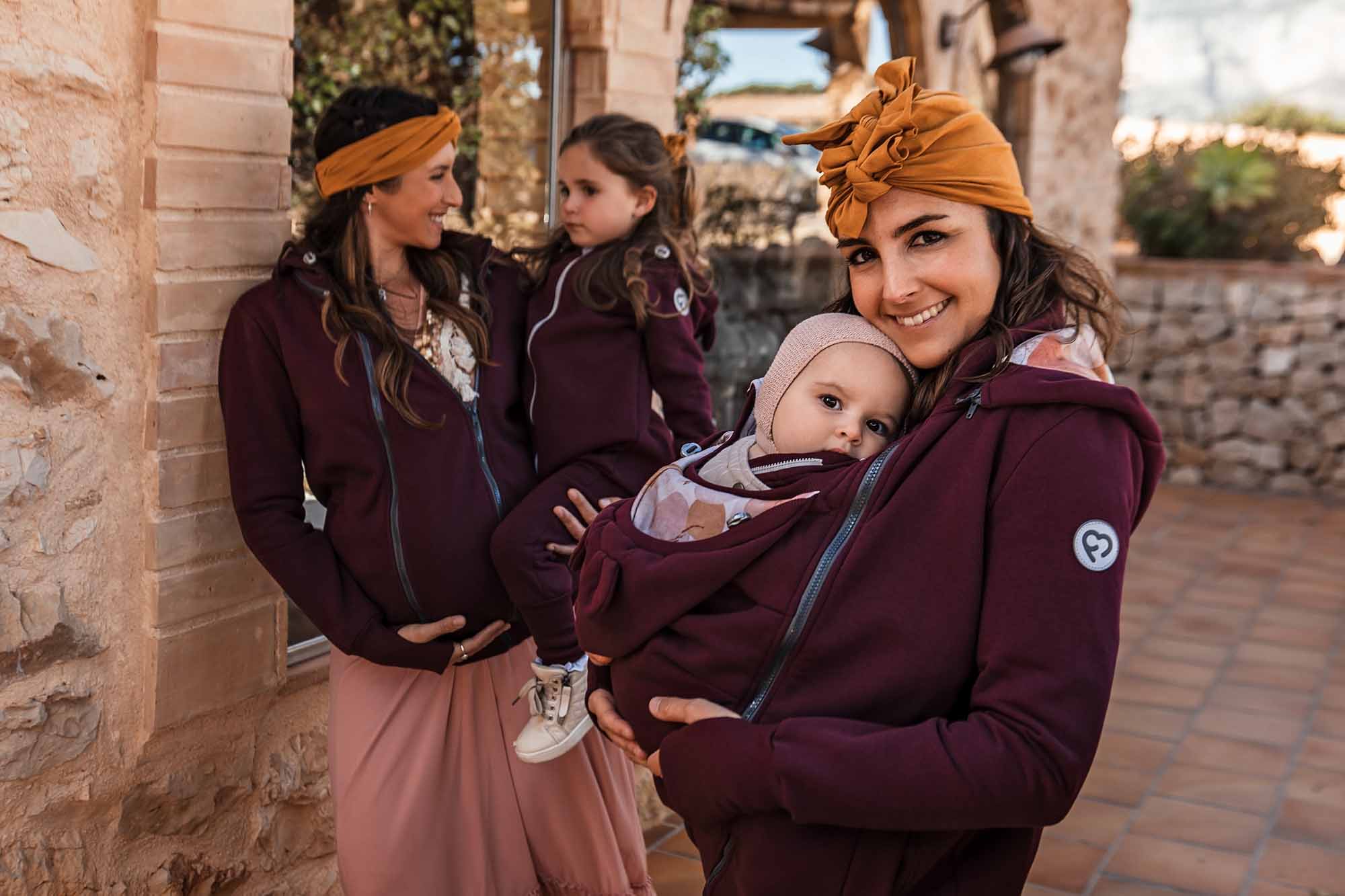 Jaquette_portage_enceinte_grossesse_maman_papa_unisex_coton_bébé_dos_devant_ventral_fun2bemum_suisse_achat (31) Une jaquette de portage pour porter votre enfant au chaud en toute saison. Avec son insert portage et de grossesse, c'est une veste 5 en 1 qui vous accompagnera de la grossesse à la marche. Pour porter au dos et en ventral. Achat en suisse. Venez tester et essayer en boutique