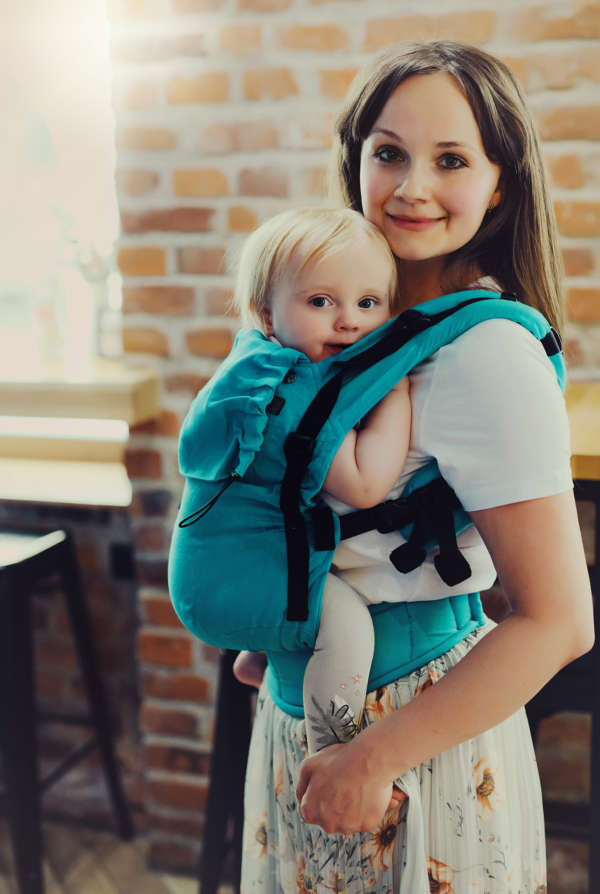 Un porte bébé pour porter votre enfant dès la naissance et aussi un bambin. En lin ou en coton. Trouvez votre sac de portage pour des randonnées en boutique à Romont, Fribourg ou en ligne. Achat en suisse