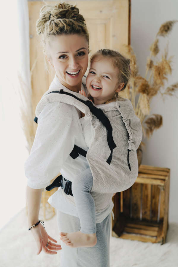 Un porte bébé pour porter votre enfant dès la naissance et aussi un bambin. En lin ou en coton. Trouvez votre sac de portage pour des randonnées en boutique à Romont, Fribourg ou en ligne. Achat en suisse