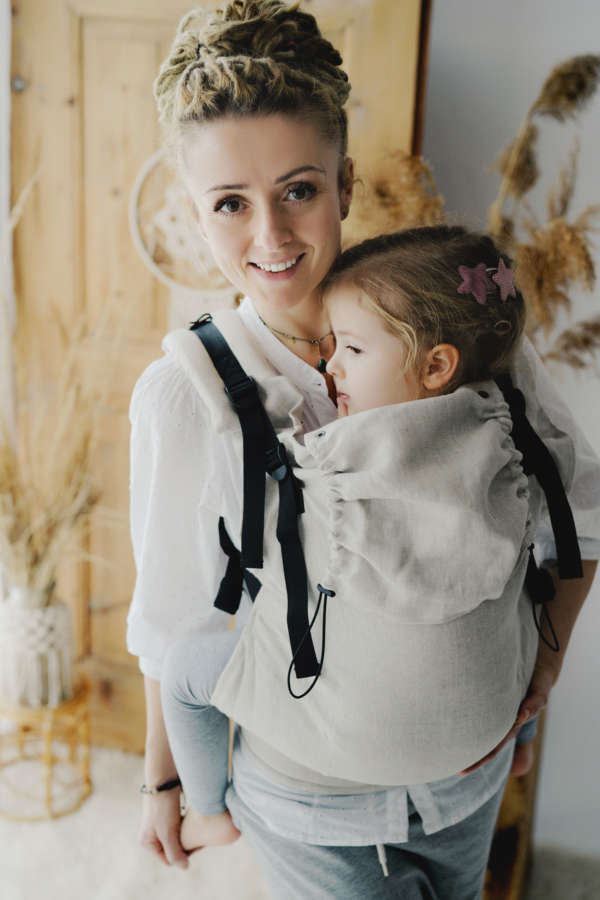 Un porte bébé pour porter votre enfant dès la naissance et aussi un bambin. En lin ou en coton. Trouvez votre sac de portage pour des randonnées en boutique à Romont, Fribourg ou en ligne. Achat en suisse