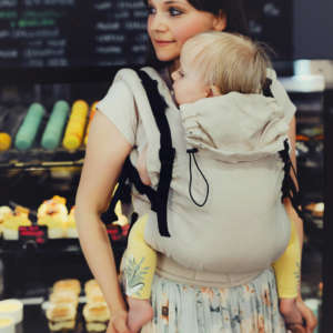 Un porte bébé pour porter votre enfant dès la naissance et aussi un bambin. En lin ou en coton. Trouvez votre sac de portage pour des randonnées en boutique à Romont, Fribourg ou en ligne. Achat en suisse