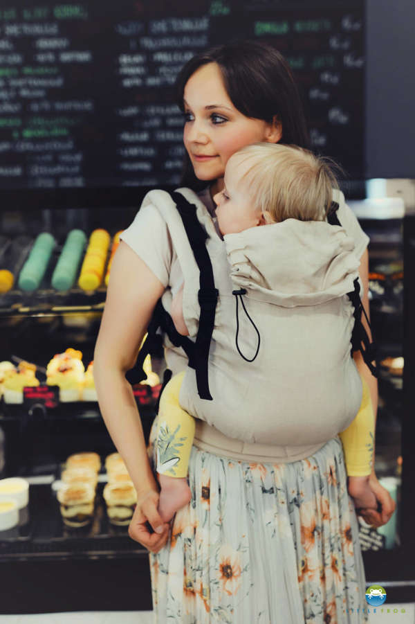 Un porte bébé pour porter votre enfant dès la naissance et aussi un bambin. En lin ou en coton. Trouvez votre sac de portage pour des randonnées en boutique à Romont, Fribourg ou en ligne. Achat en suisse