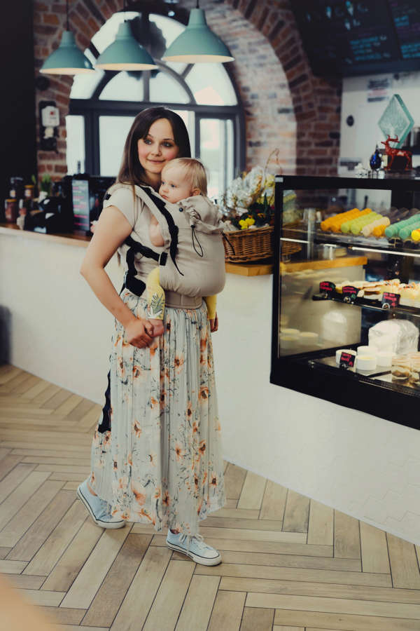 Un porte bébé pour porter votre enfant dès la naissance et aussi un bambin. En lin ou en coton. Trouvez votre sac de portage pour des randonnées en boutique à Romont, Fribourg ou en ligne. Achat en suisse