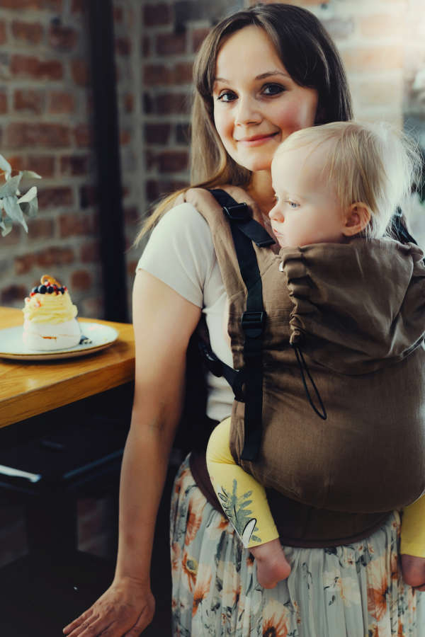 Un porte bébé pour porter votre enfant dès la naissance et aussi un bambin. En lin ou en coton. Trouvez votre sac de portage pour des randonnées en boutique à Romont, Fribourg ou en ligne. Achat en suisse