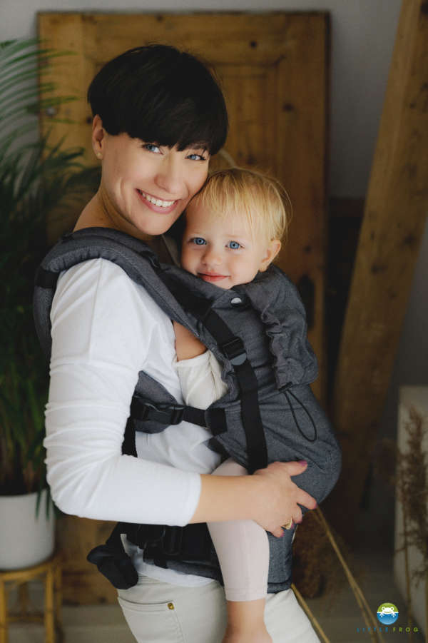 Un porte bébé pour porter votre enfant dès la naissance et aussi un bambin. En lin ou en coton. Trouvez votre sac de portage pour des randonnées en boutique à Romont, Fribourg ou en ligne. Achat en suisse