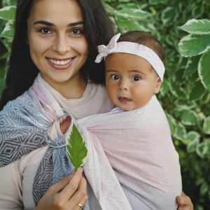 Le sling de portage little frog pour porter votre nouveau né dès la naissance. Physiologique, posture de bebe respectée. Achat en Suisse