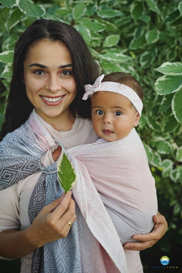 Le sling de portage little frog pour porter votre nouveau né dès la naissance. Physiologique, posture de bebe respectée. Achat en Suisse