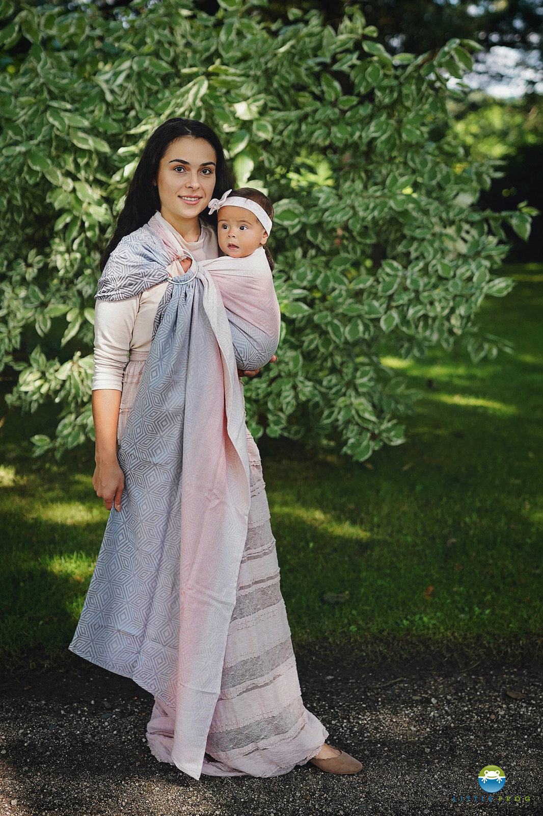 sling_de_portage_little_frog_physiologique_porter_bébé_naissance_ergonomqiue_achat_suisse (5) Le sling de portage little frog pour porter votre nouveau né dès la naissance. Physiologique, posture de bebe respectée. Achat en Suisse