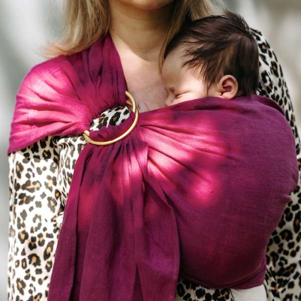 Le sling de portage en lin Suisse de la marque Joli Nous. 100% lin bio européen Gots et oeko-tex, pour porter votre bébé de façon physiologique. Dès la naissance, achat en Suisse, fribourg