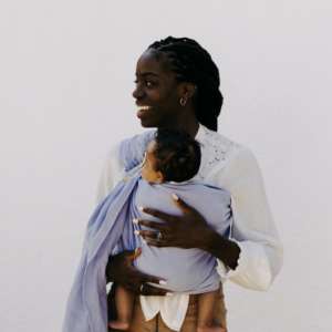 Le sling de portage en lin Suisse de la marque Joli Nous. 100% lin bio européen Gots et oeko-tex, pour porter votre bébé de façon physiologique. Dès la naissance, achat en Suisse, fribourg