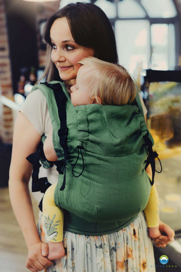 Un porte bébé pour porter votre enfant dès la naissance et aussi un bambin. En lin ou en coton. Trouvez votre sac de portage pour des randonnées en boutique à Romont, Fribourg ou en ligne. Achat en suisse