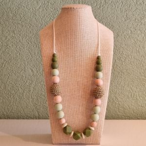 Le collier d'allaitement et de portage pour accompagner votre bébé. Soulage les dents et gencives douloureuses.