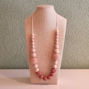 Le collier d'allaitement et de portage pour accompagner votre bébé. Soulage les dents et gencives douloureuses.