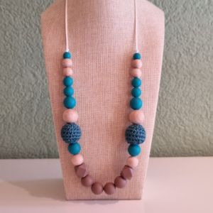 Le collier d'allaitement et de portage pour accompagner votre bébé. Soulage les dents et gencives douloureuses.