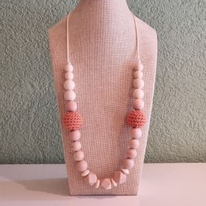 Le collier d'allaitement et de portage pour accompagner votre bébé. Soulage les dents et gencives douloureuses.