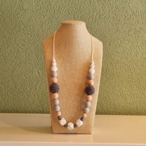 Le collier d'allaitement et de portage pour accompagner votre bébé. Soulage les dents et gencives douloureuses.