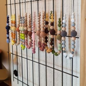 Le collier d'allaitement et de portage pour accompagner votre bébé. Soulage les dents et gencives douloureuses.