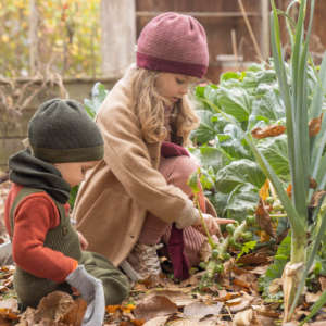 La laine mérinos GOTS pour bébé et enfant. Un choix d'habits et d'accessoires pour tenir chaud en hiver. Bonnet, pull, combinaison trouvez votre produits en laine sur jeteporte, achat en suisse