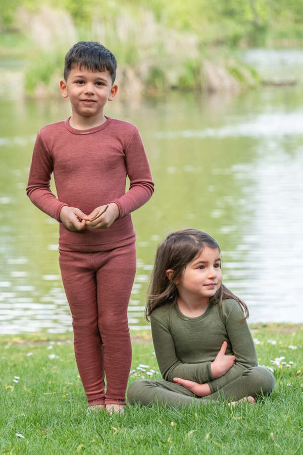 Une gamme bébé et enfant de vêtements en laine et soie de Engel Natur. Pour un achat raisonné et éthique qui tiendra chaud à votre enfant. Des combinaisons, pull et pantalon, body vous attendent sur la boutique du portage suisse