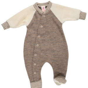 Une gamme bébé et enfant de vêtements en laine et soie de Engel Natur. Pour un achat raisonné et éthique qui tiendra chaud à votre enfant. Des combinaisons, pull et pantalon, body vous attendent sur la boutique du portage suisse