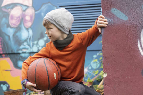 La laine mérinos GOTS pour bébé et enfant. Un choix d'habits et d'accessoires pour tenir chaud en hiver. Bonnet, pull, combinaison trouvez votre produits en laine sur jeteporte, achat en suisse