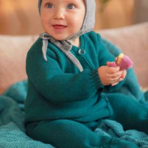 La laine mérinos GOTS pour bébé et enfant. Un choix d'habits et d'accessoires pour tenir chaud en hiver. Bonnet, pull, combinaison trouvez votre produits en laine sur jeteporte, achat en suisse