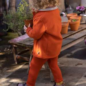 La laine mérinos GOTS pour bébé et enfant. Un choix d'habits et d'accessoires pour tenir chaud en hiver. Bonnet, pull, combinaison trouvez votre produits en laine sur jeteporte, achat en suisse