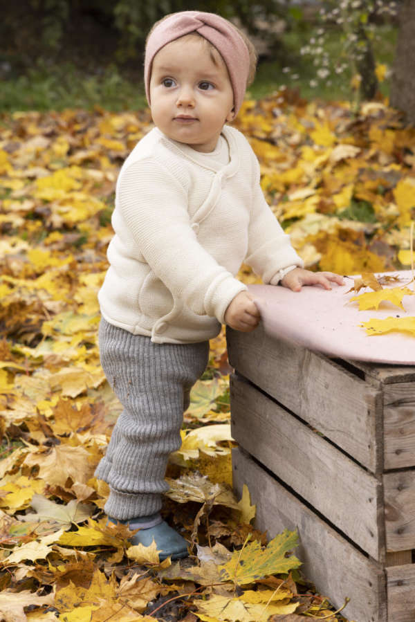 Leggins en laine mérinos GOTS pour bébé et enfant. Un choix d'habits et d'accessoires pour tenir chaud en hiver. Bonnet, pull, combinaison trouvez votre produits en laine sur jeteporte, achat en suisse