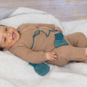 La laine mérinos GOTS pour bébé et enfant. Un choix d'habits et d'accessoires pour tenir chaud en hiver. Bonnet, pull, combinaison trouvez votre produits en laine sur jeteporte, achat en suisse