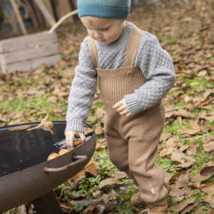 La laine mérinos GOTS pour bébé et enfant. Un choix d'habits et d'accessoires pour tenir chaud en hiver. Bonnet, pull, combinaison trouvez votre produits en laine sur jeteporte, achat en suisse