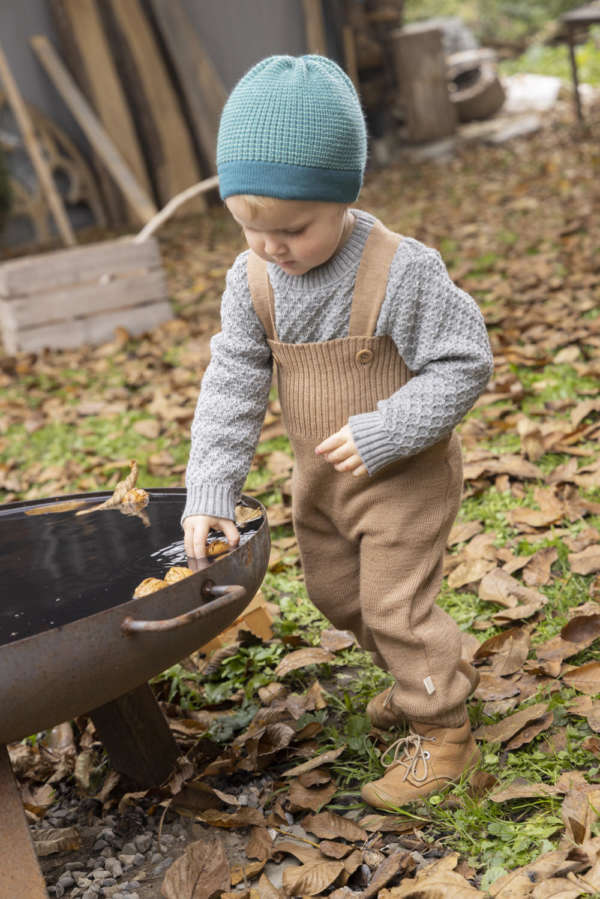 La laine mérinos GOTS pour bébé et enfant. Un choix d'habits et d'accessoires pour tenir chaud en hiver. Bonnet, pull, combinaison trouvez votre produits en laine sur jeteporte, achat en suisse