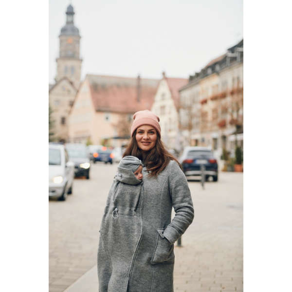 La veste de portage mamlalila en laine bouilli biologique. Féminine, manteau. Pour porter toute l'année. Elle fait veste de portage hiver, mais aussi entre saisons. Test et essai gratuit à Romont. Achat en suisse