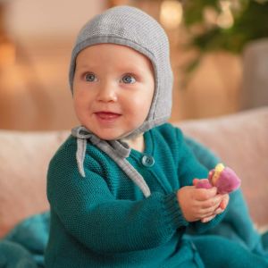 La laine mérinos GOTS pour bébé et enfant. Un choix d'habits et d'accessoires pour tenir chaud en hiver. Bonnet, couverture, gants, pull, combinaison trouvez votre produits en laine sur jeteporte, achat en suisse