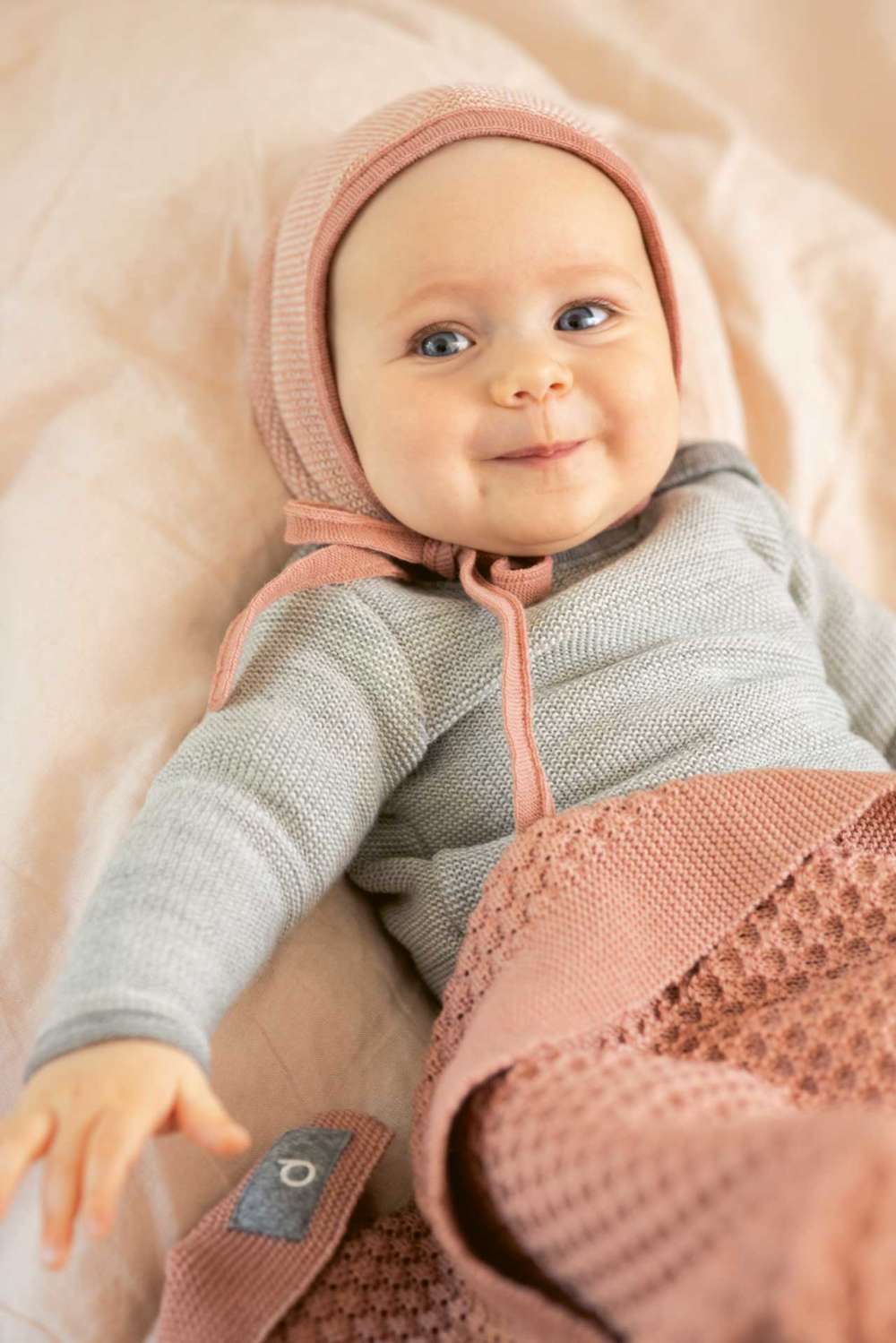 couverture_disana_bébé_laine_naissance_cadeau_gots_suisse_portage_achat (6) La laine mérinos GOTS pour bébé et enfant. Un choix d'habits et d'accessoires pour tenir chaud en hiver. Bonnet, couverture, gants, pull, combinaison trouvez votre produits en laine sur jeteporte, achat en suisse