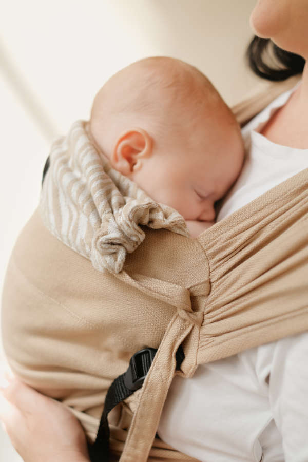 Le P'tit Evo de Neobulle offre un confort et une sécurité en portage physiologique. Facile et rapide, idéal pour parents débutants. Conseil, test et achat en suisse. Porter dès la naissance