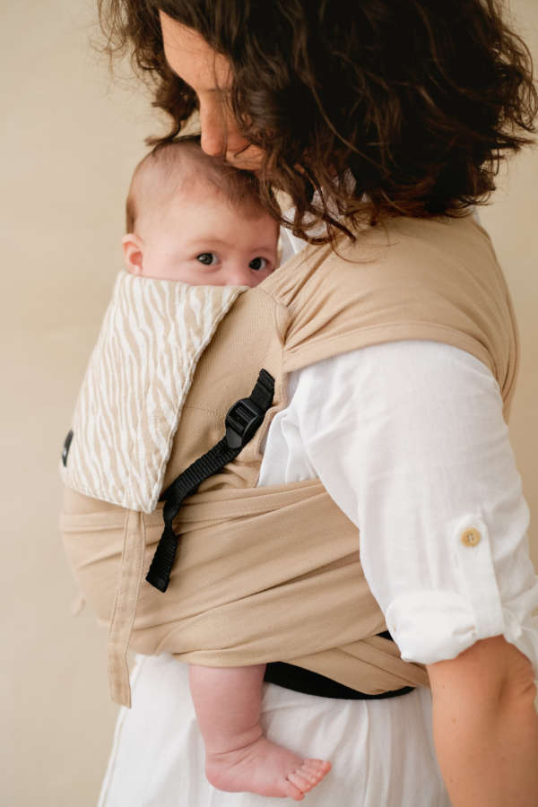 Le P'tit Evo de Neobulle offre un confort et une sécurité en portage physiologique. Facile et rapide, idéal pour parents débutants. Conseil, test et achat en suisse. Porter dès la naissance
