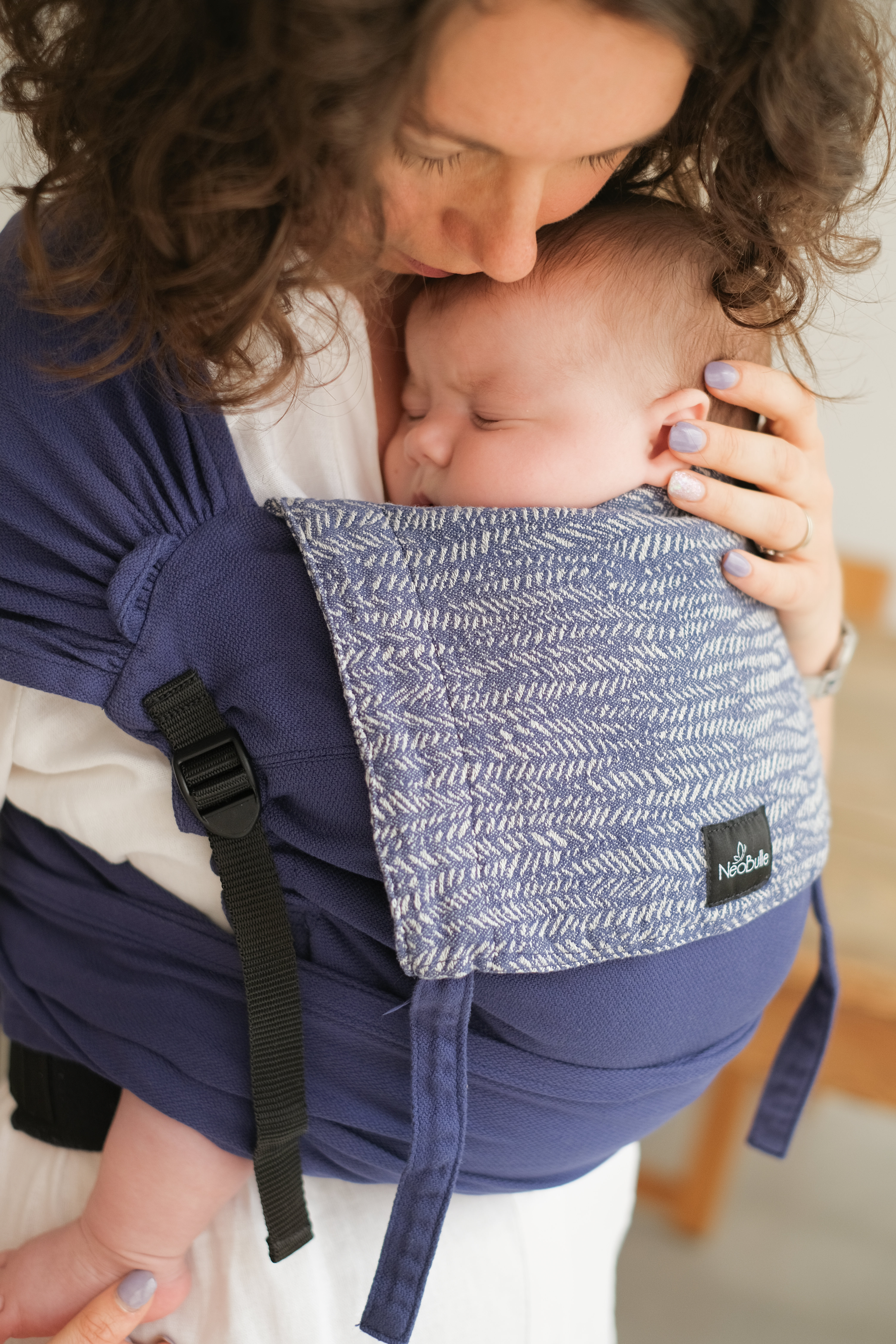 porte_bébé_physiologique_meh_dai_mei_naissance_évolutif_naissance_neobulle_portage_achat_suisse_monitrice (7) Le P'tit Evo de Neobulle offre un confort et une sécurité en portage physiologique. Facile et rapide, idéal pour parents débutants. Conseil, test et achat en suisse. Porter dès la naissance