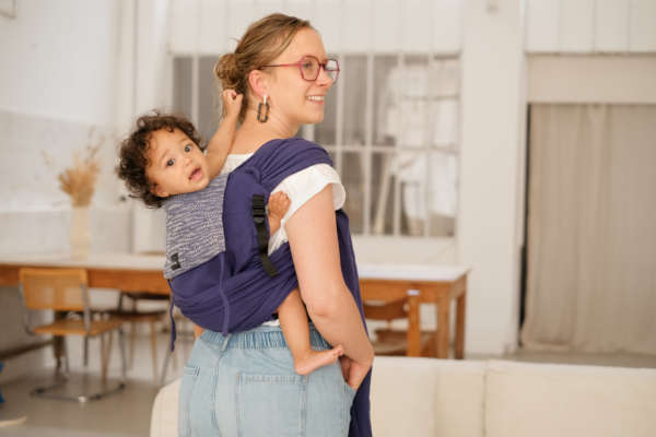 Le P'tit Evo de Neobulle offre un confort et une sécurité en portage physiologique. Facile et rapide, idéal pour parents débutants. Conseil, test et achat en suisse. Porter dès la naissance