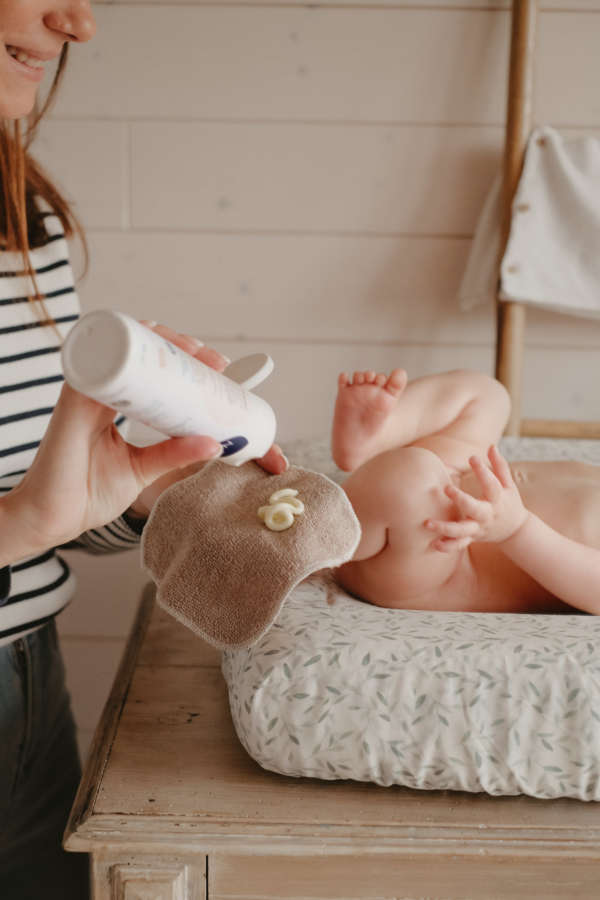 Liniment de Neobulle, les soins bio et naturel pour passer un été serein avec bébé. De fabrication française pour la grossesse et bébé.