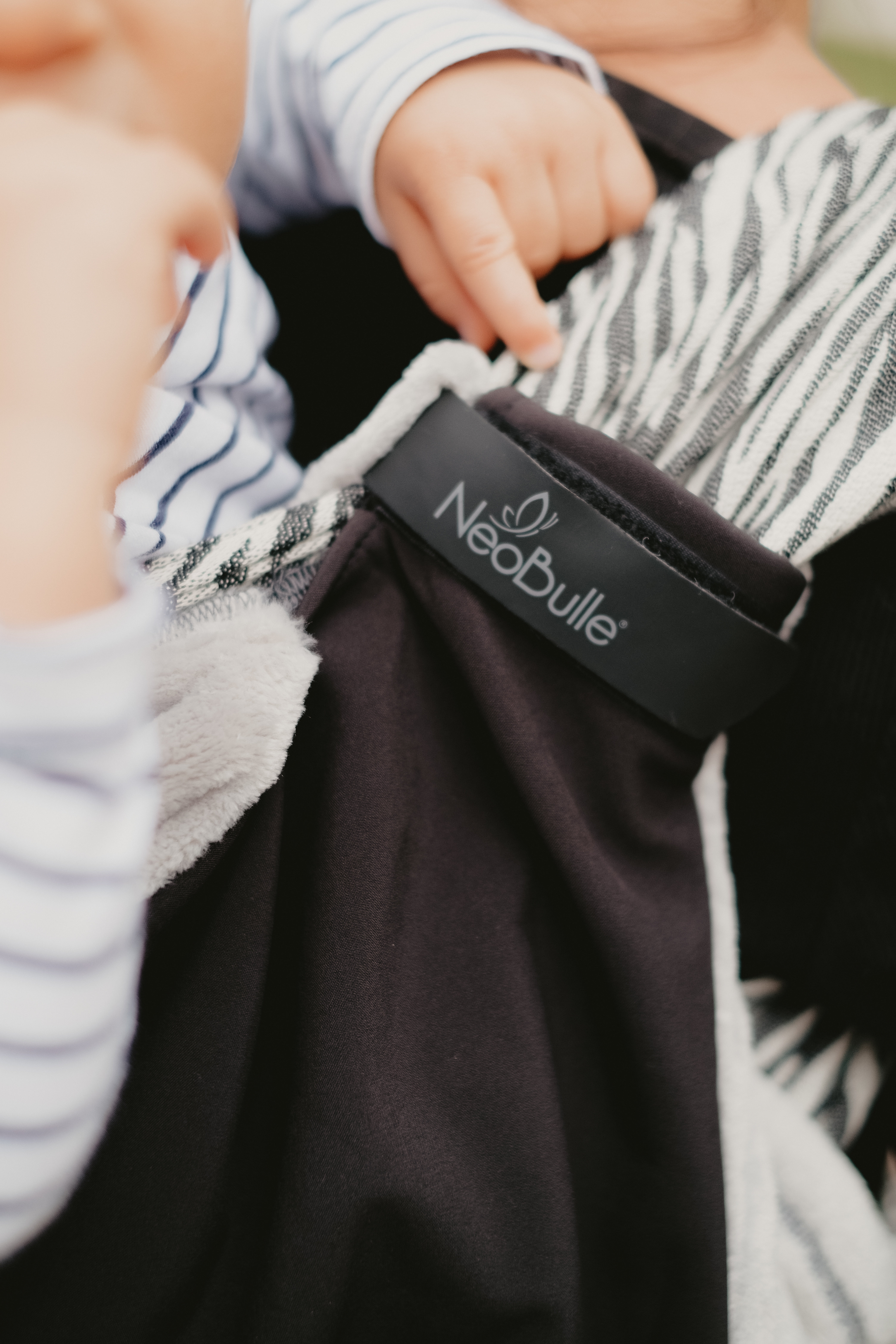 couverture_portage_hiver_siege_auto_poussette_bébé_portage_neobulle_françai_suisse_achat (6) La couverture de portage de Neobulle 3 en 1. Idéal pour le portage, la poussette et le siège auto. Permet une utilisation dès la naissance en portage devant et dos. Achat en suisse sur jeteporte, Romont