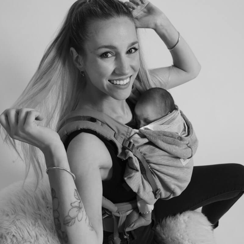 love_and_radius_hoodie_Carrier_portage_reglable_evolutif_nouveauné_bébé_physiologique_suisse_achat_jpmbb (3) Hoodie carrier 2 de love and radius! Le porte bébé réglable et ergonomique pour porter dès la naissance. Test et achat en suisse romande chez jeteporte