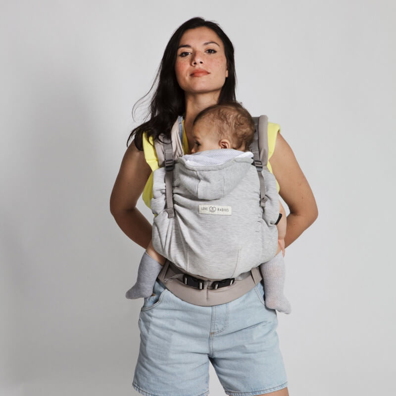 love_and_radius_hoodie_Carrier_portage_reglable_evolutif_nouveauné_bébé_physiologique_suisse_achat_jpmbb (8) Hoodie carrier 2 de love and radius! Le porte bébé réglable et ergonomique pour porter dès la naissance. Test et achat en suisse romande chez jeteporte