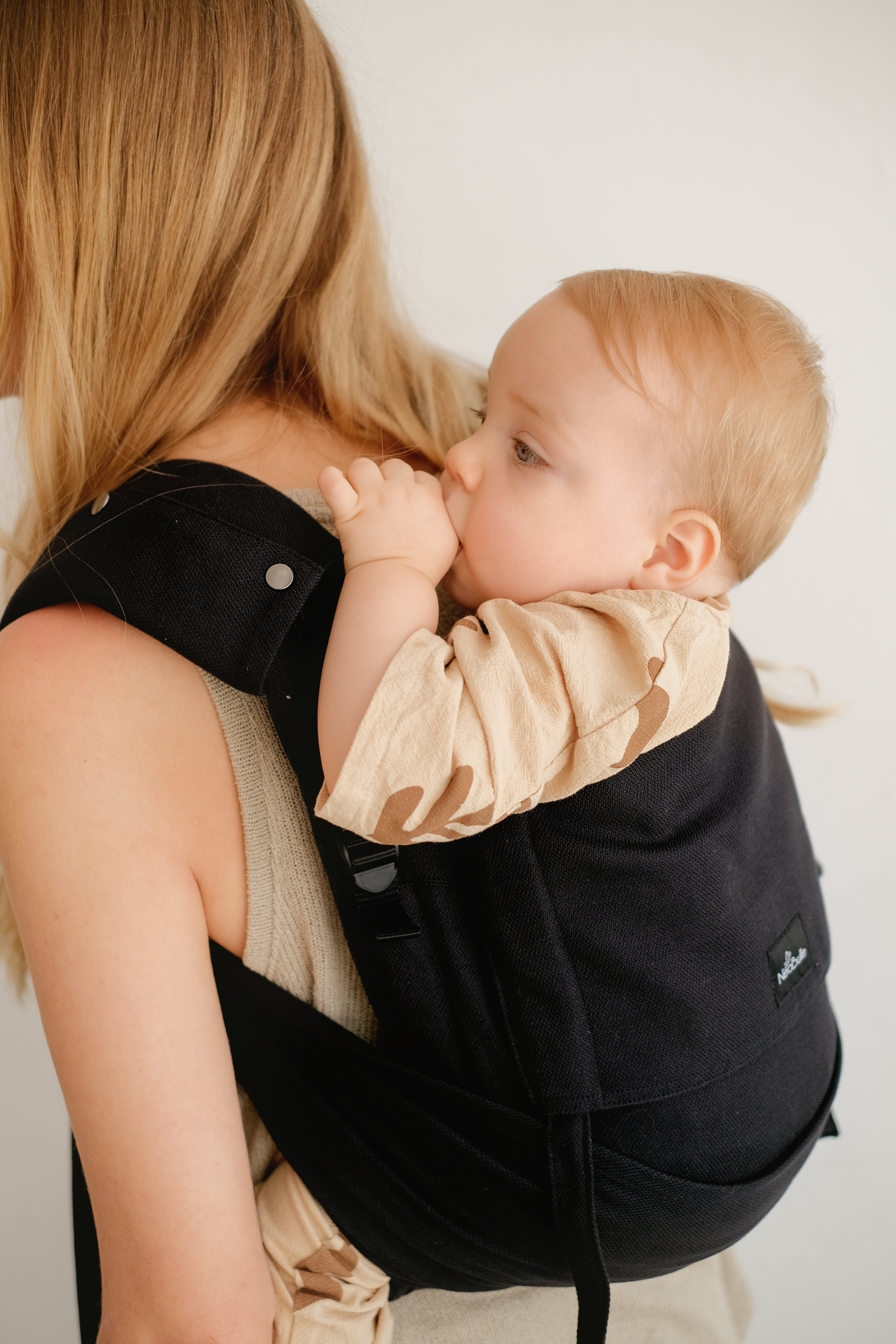 porte_bébé_physiologique_meh_dai_mei_naissance_évolutif_naissance_neobulle_portage_achat_suisse_monitrice (14) Le P'tit Evo de Neobulle offre un confort et une sécurité en portage physiologique. Facile et rapide, idéal pour parents débutants. Conseil, test et achat en suisse. Porter dès la naissance