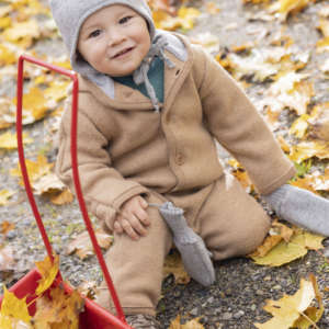 La laine mérinos GOTS pour bébé et enfant. Un choix d'habits et d'accessoires pour tenir chaud en hiver. Bonnet, couverture, gants, pull, combinaison trouvez votre produits en laine sur jeteporte, achat en suisse