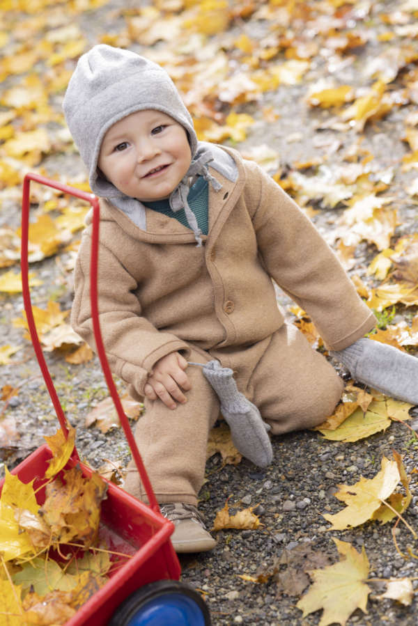 La laine mérinos GOTS pour bébé et enfant. Un choix d'habits et d'accessoires pour tenir chaud en hiver. Bonnet, couverture, gants, pull, combinaison trouvez votre produits en laine sur jeteporte, achat en suisse