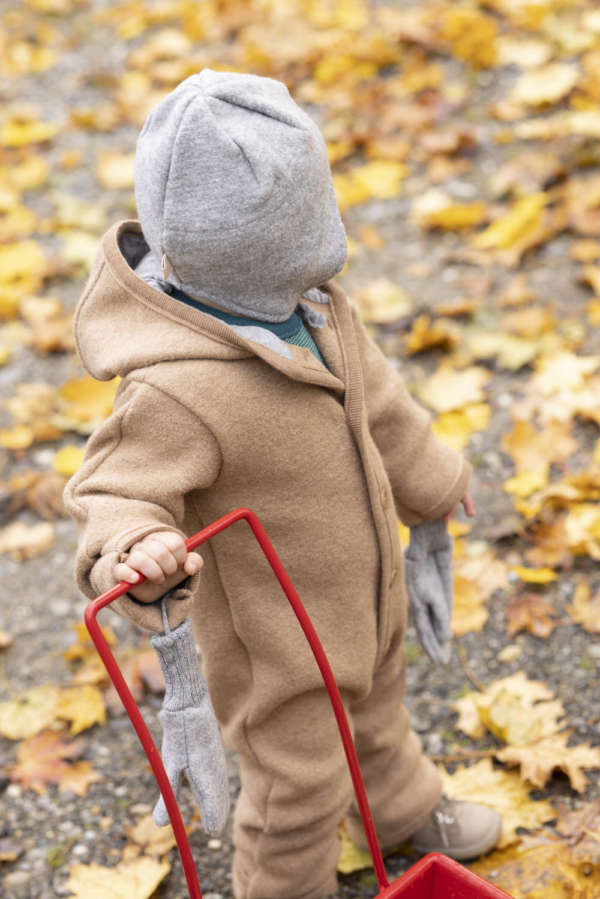 La laine mérinos GOTS pour bébé et enfant. Un choix d'habits et d'accessoires pour tenir chaud en hiver. Bonnet, couverture, gants, pull, combinaison trouvez votre produits en laine sur jeteporte, achat en suisse