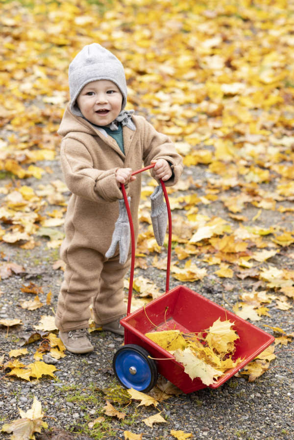 La laine mérinos GOTS pour bébé et enfant. Un choix d'habits et d'accessoires pour tenir chaud en hiver. Bonnet, couverture, gants, pull, combinaison trouvez votre produits en laine sur jeteporte, achat en suisse